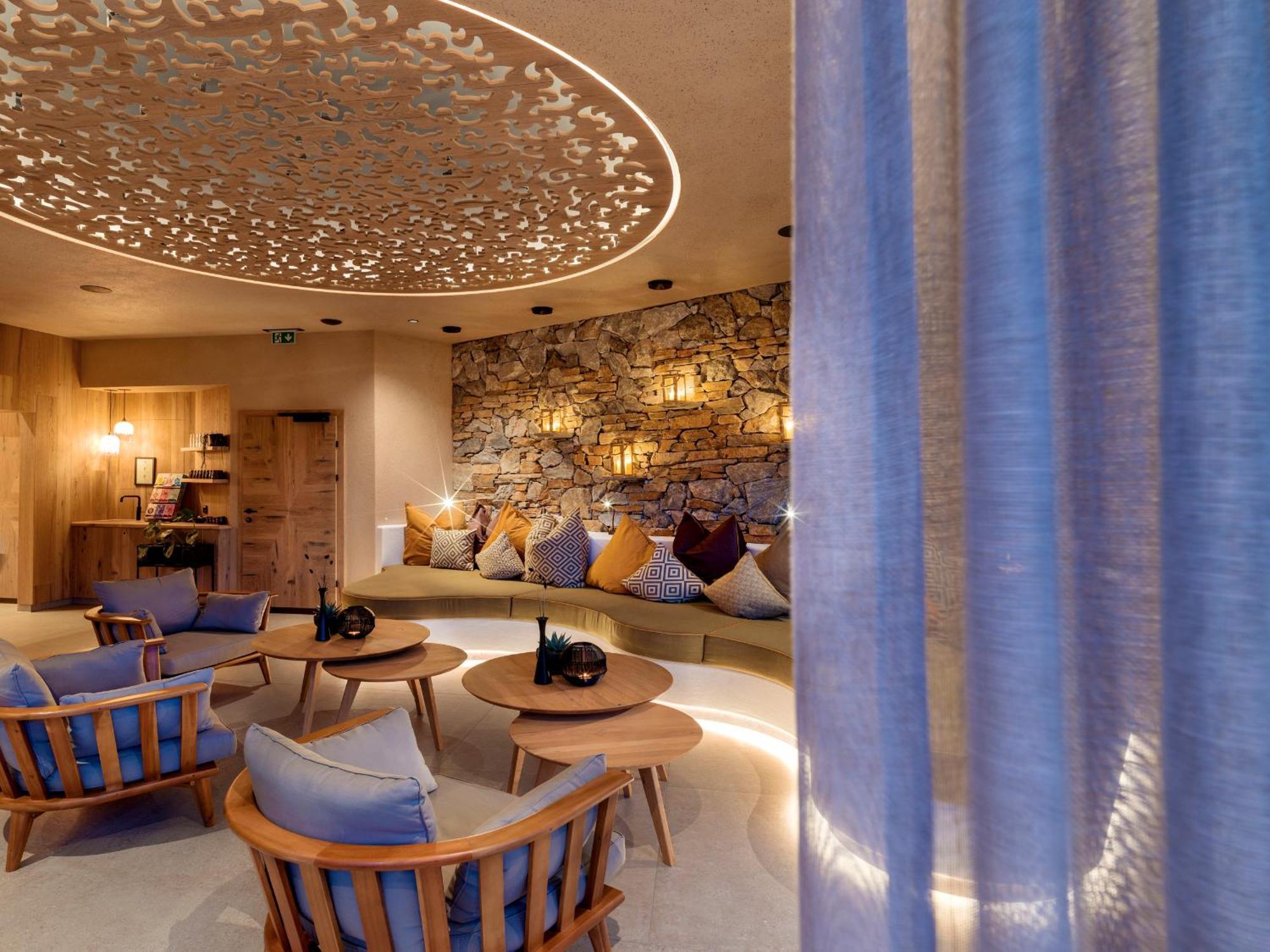 Aktivhotel Alpendorf Санкт-Йохан Экстерьер фото
